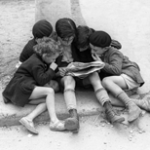 27.-Children-Reading-Newspaper,-Paris-1936